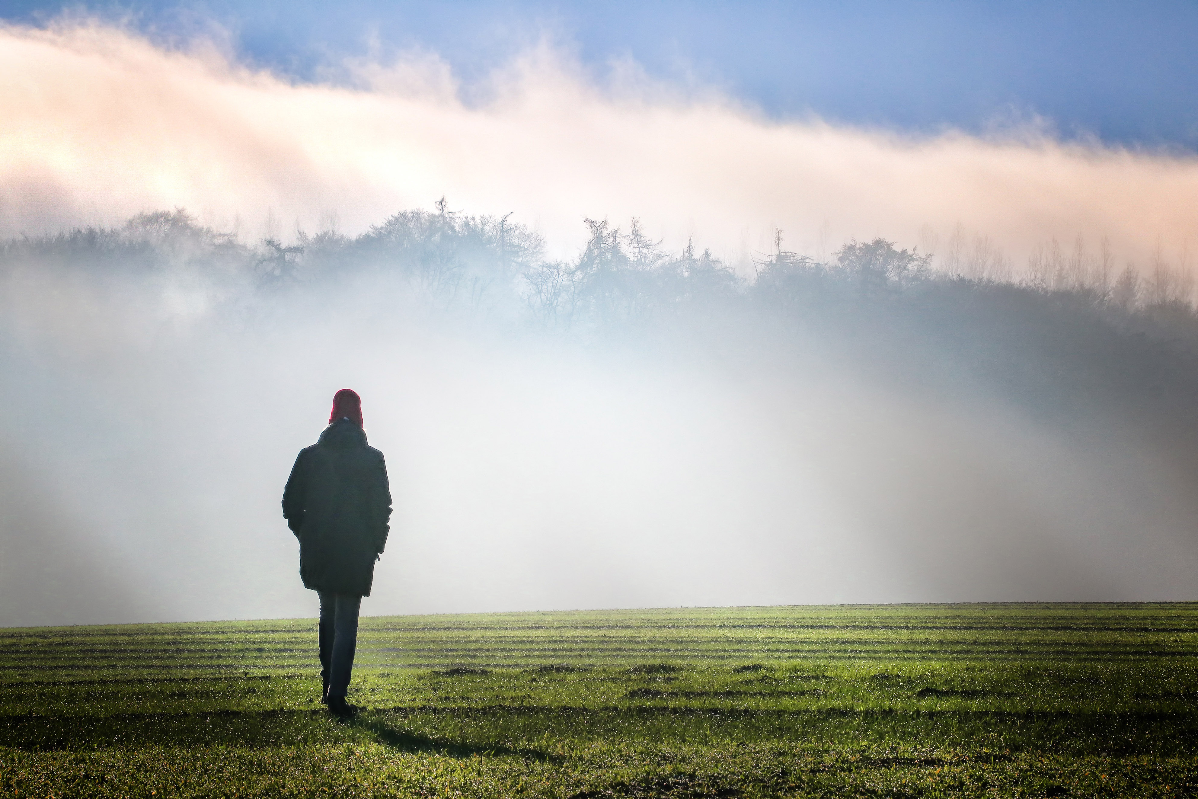 Frau im Nebel by analogicus gemeinfrei pixabay pfarrbriefservice