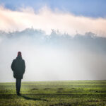 Frau im Nebel by analogicus gemeinfrei pixabay pfarrbriefservice